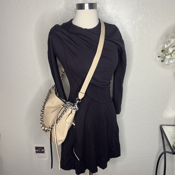 Inzi Chain Crossbody Bag In Beige - Picture 3 of 9